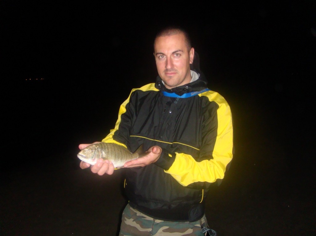 Cristian con la mormora pescata dalla riva