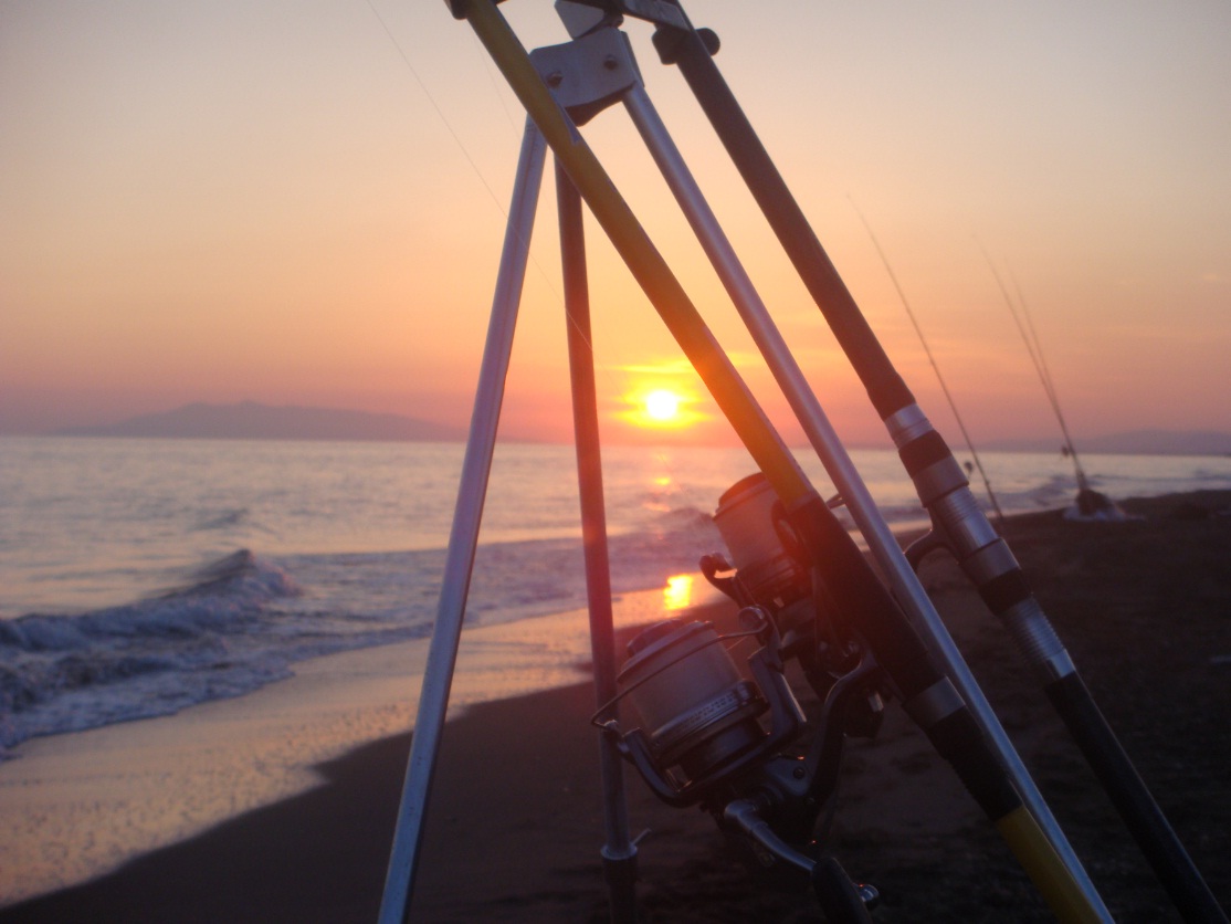 foto bellissima durante una battuta di surfcasting