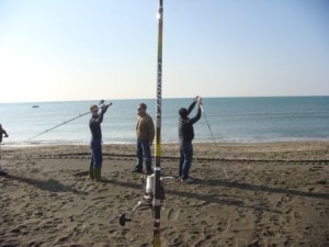 Michele Nardi osserva con attenzione i movimenti del side, lancio usato nel surfcasting