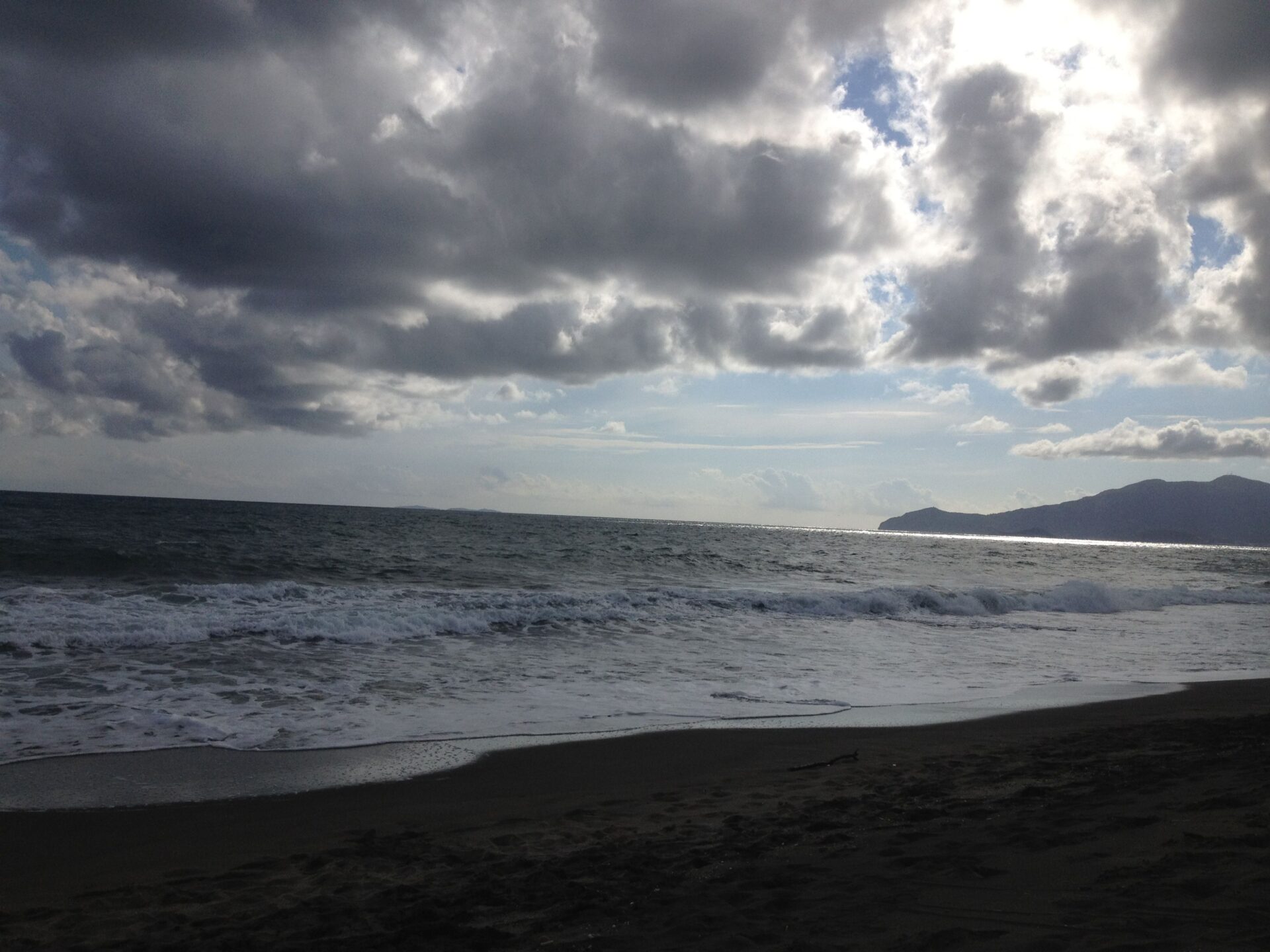 battuta di surfcasting con mare in scaduta